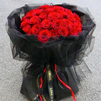 西宁33朵红玫瑰黑色包装，此花表真心