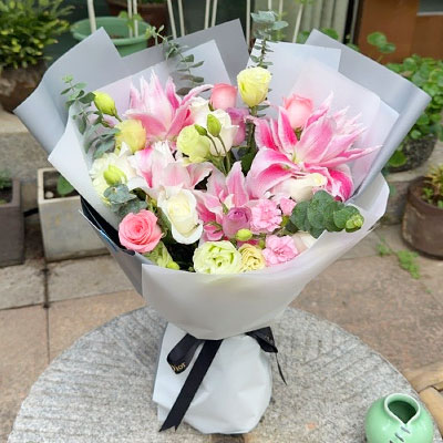 西宁9朵玫瑰混搭百合，爱恋纯真无邪